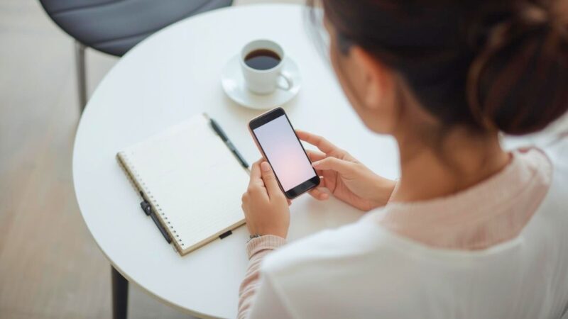 カフェでリラックしながらマッチングアプリに登録するシングルマザー