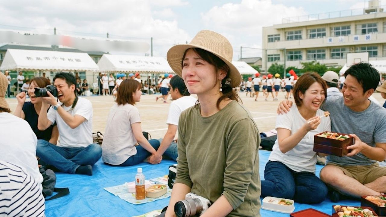 運動会で周りが夫婦ばかりで孤独を感じるシングルマザー。
