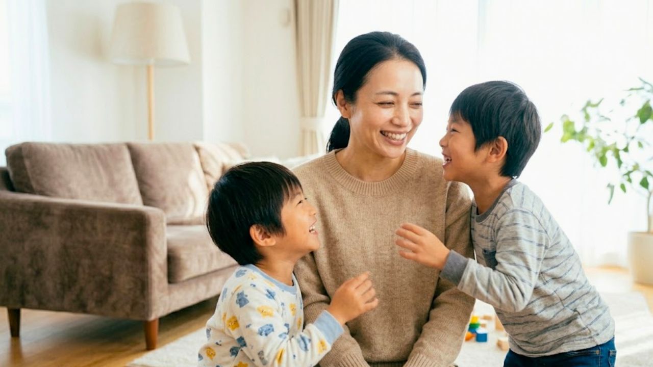 目の下のクマが改善に向かい、明るい表情で子ども会話を楽しむシングルマザー。