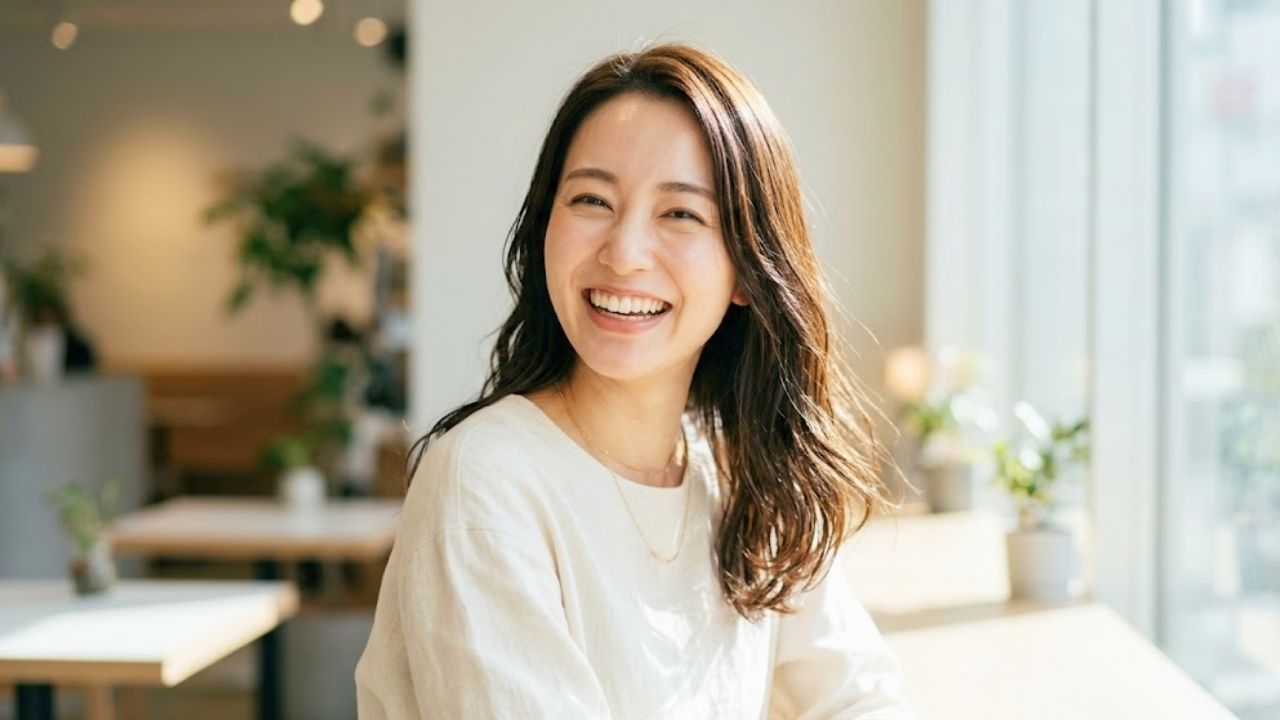 透明感のある肌とツヤのある髪を持ち、豊かな表情で自然な笑顔を見せる清潔感に溢れた女性のイメージ